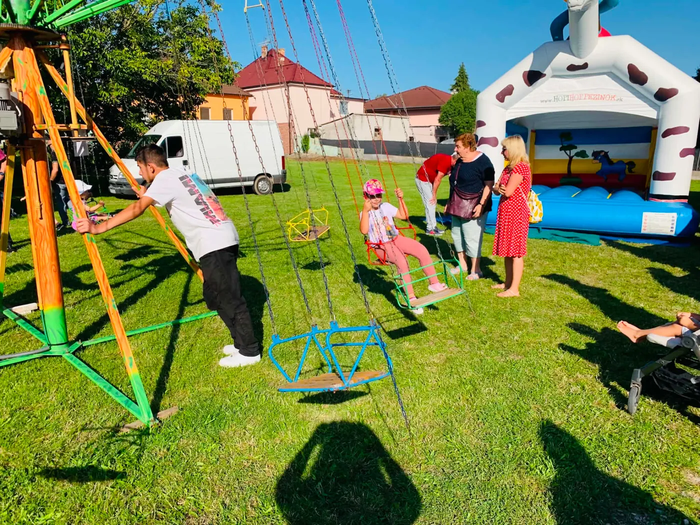 Deti sa hrajú na kolotoči a nafukovacích atrakciách počas podujatia